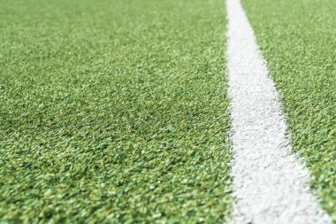 Futbol sahası Suni çim ve mesafe içine uzanan tarafında beyaz bir çizgi ile
