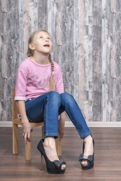 Jonge Meisje Zittend Een Houten Stoel Kijkt Gefrustreerd Proberen Schoenen — Stockfoto