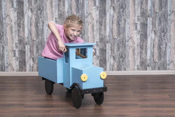 女の子がおもちゃのトラックをドライブします。 — ストック写真