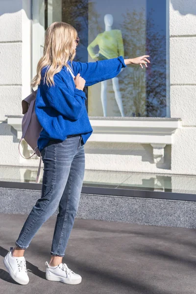 Mujer señala el dedo en el escaparate —  Fotos de Stock