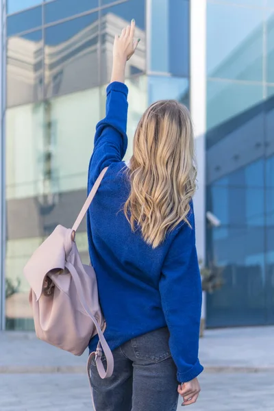 Mujer en la ciudad apunta mano arriba —  Fotos de Stock