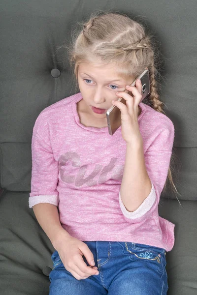 Niño está hablando en el teléfono inteligente — Foto de Stock