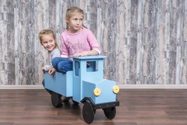 Meisjes spelen met een vrachtwagen — Stockfoto