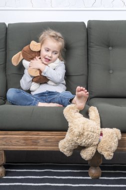 süre uzağa iterek sevilmemiş oyuncak ayı ayağı ile onun en sevdiği oyuncak çocuk hugs