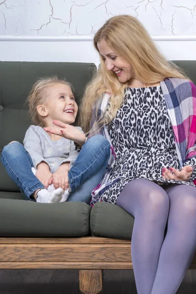 Mãe Sentada Sofá Contando Sua Filha Uma História Engraçada Ambos — Fotografia de Stock