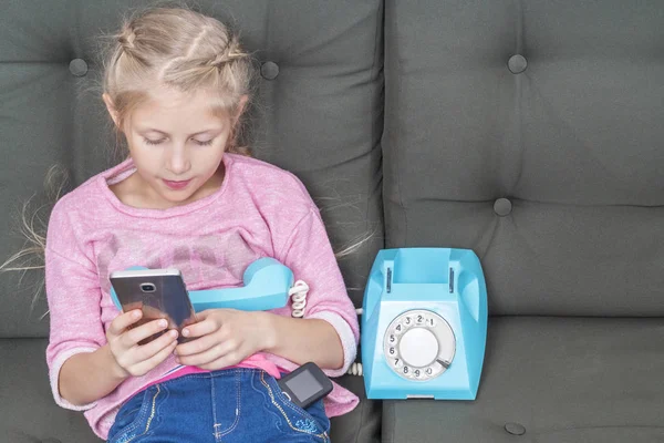 Niño Usa Teléfono Inteligente Mientras Sostiene Auricular Desde Teléfono Mano — Foto de Stock