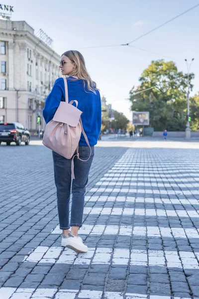 Žena Při Pohledu Zpět Jde Přechodu Pro Chodce Chodníku Pohled — Stock fotografie