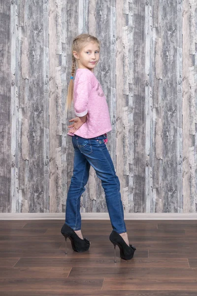 Joven Hermosa Chica Jeans Está Moda Delante Cámara Sus Zapatos — Foto de Stock
