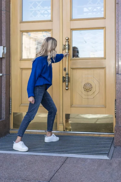 Kobieta Próbuje Otworzyć Zamknięte Duże Drewniane Drzwi Ciągnie Uchwyt — Zdjęcie stockowe