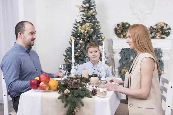 Familia Tres Personas Sentadas Una Mesa Navidad Con Árbol Navidad —  Fotos de Stock