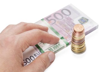 Erkek el üstünde tepe-in a bohça-in kağıt euro para ve beyaz arka plan üzerinde izole sikke yığını