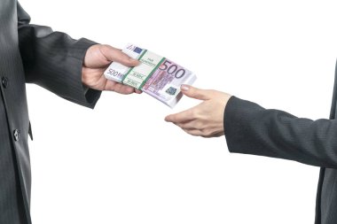 Beyaz arka plan üzerinde Euro para kadına üzerinden el el veren işadamı izole