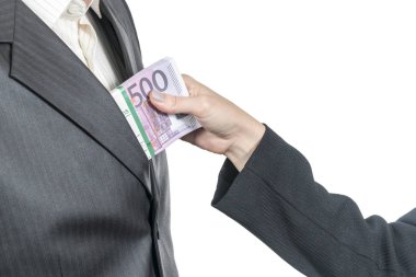 Kadın beyaz arka plan üzerinde izole adam iç cebinden para alır