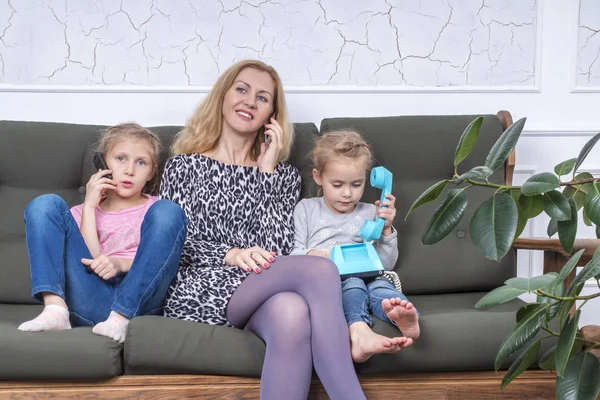 Família Mãe Duas Filhas Conversando Nos Telefones Diferentes Gerações — Fotografia de Stock