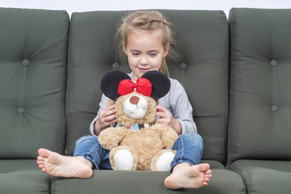 Kind Speelt Met Een Teddybeer Bank Het Dragen Van Zijn — Stockfoto