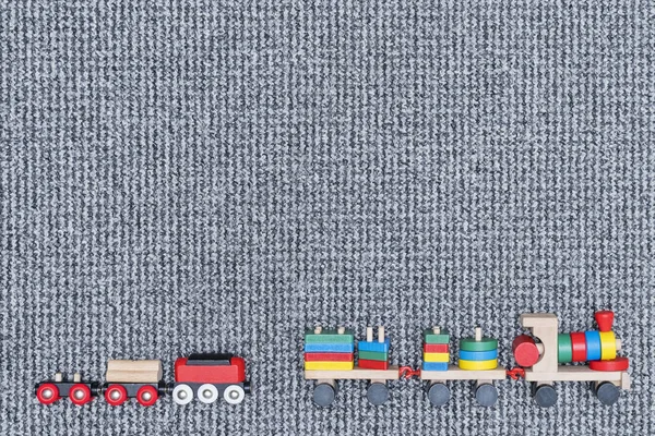 Kinder Hölzerne Züge Aus Blöcken Auf Einem Grauen Weichen Teppich — Stockfoto