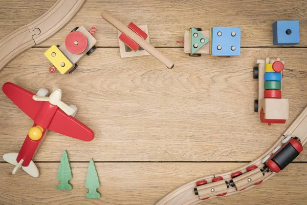 Kinder Holzspielzeug Auf Einem Holzbrett Form Eines Rahmens Ausgelegt — Stockfoto