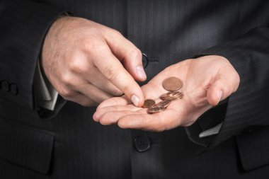 iş takım elbiseli adamı sayar küçük euro para onun avucunda, yakın çekim