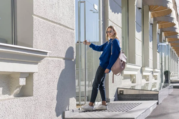 Mujer Con Una Bolsa Abre Puerta Cristal Tienda —  Fotos de Stock