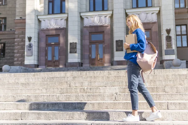 Estudiante Chica Camina Edificio Universidad Una Escalera Presionando Cuaderno Pecho —  Fotos de Stock