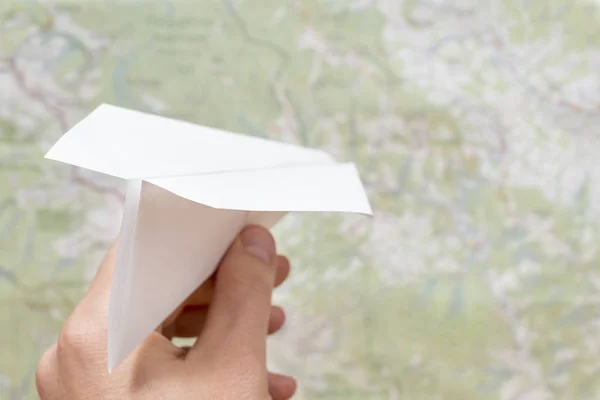 Mužské Ruky Zahajuje Papírové Letadlo Pozadí Mapy — Stock fotografie
