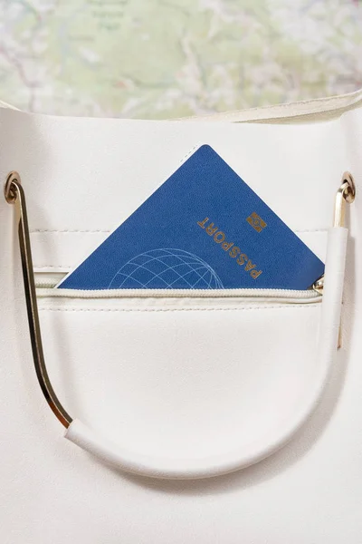 Паспорт в кармане женской сумки — стоковое фото