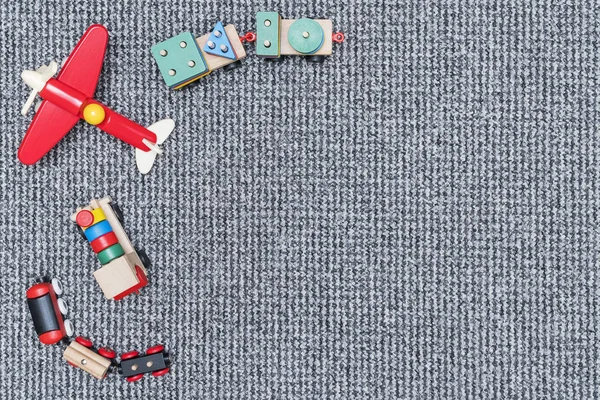 Houten speelgoed van de kinderen op het tapijt — Stockfoto