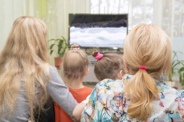 Family watching TV, rear view — Stock Photo, Image