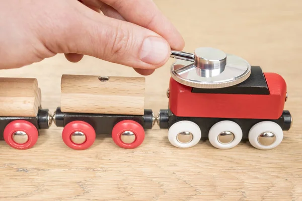 Mano con estetoscopio en el techo del tren — Foto de Stock