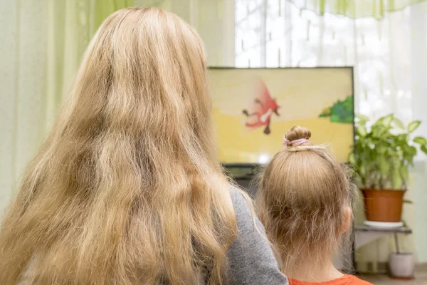 Mãe e filha estão assistindo tv — Fotografia de Stock