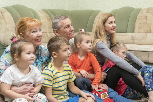 Familie auf dem Boden neben der Couch — Stockfoto