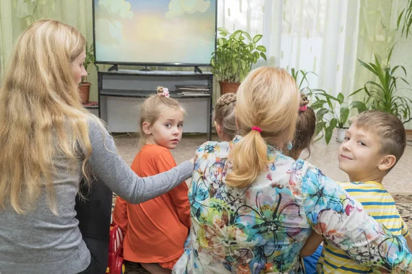 Avó com filhos na TV — Fotografia de Stock