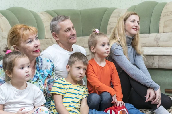 Family watching television — Stock Photo, Image