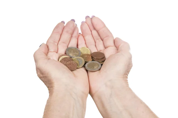 Pila de monedas en palmas femeninas — Foto de Stock