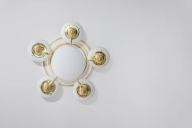 tavan ile güzel bir avize