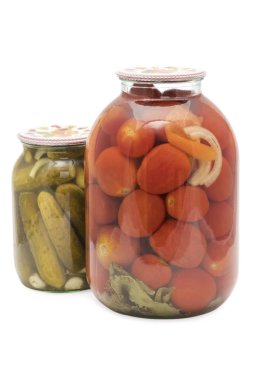 konserve domates ve yakındaki, ayakta turşu kavanozu beyaz bir arka plan üzerinde izole