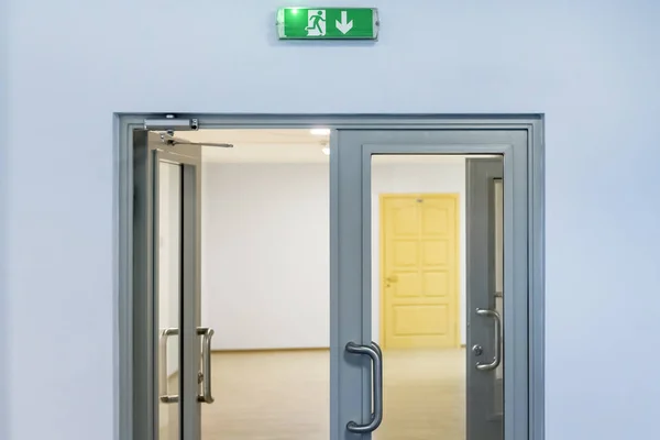 yeşil çıkış işareti yukarıda açık kapı kapalı