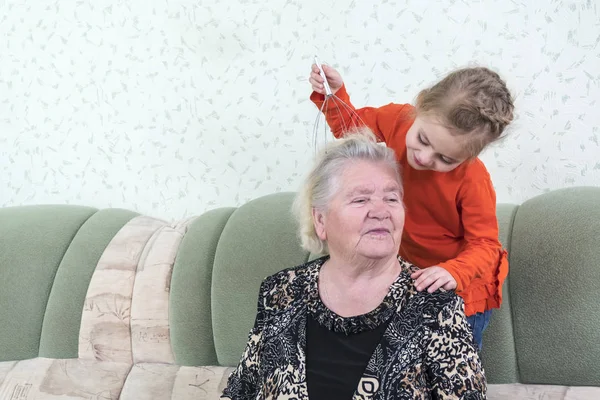 Weinig Kleindochter Geeft Haar Groot Grootmoeder Een Hoofdmassage Met Een — Stockfoto