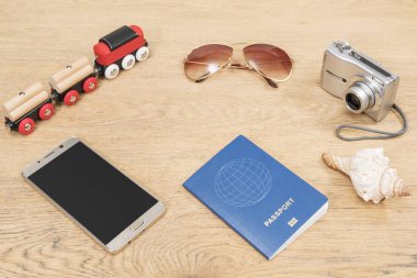 eski ahşap masa üzerinde ülke ısıtmak pasaport ve öğeleri tarafından seyahat için tren