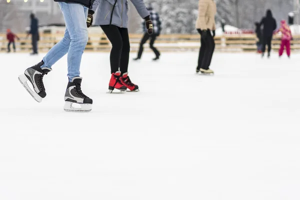 Jambes Féminines Masculines Patins Sur Patinoire — Photo