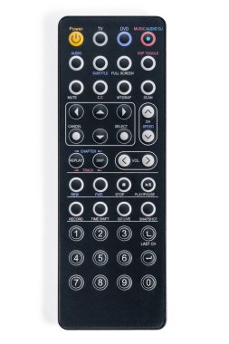 Beyaz arka plan üzerinde izole siyah uzaktan kumanda tv ve medya merkezi