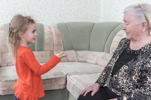 Little Beautiful Girl Counts His Fingers Showing Her Great Grandmother — Stock Photo, Image