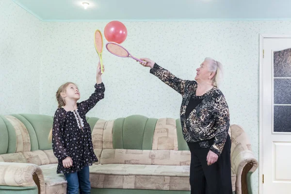 Mädchen Spielt Mit Urgroßmutters Schläger Und Aufblasbarem Ball Zimmer Neben — Stockfoto