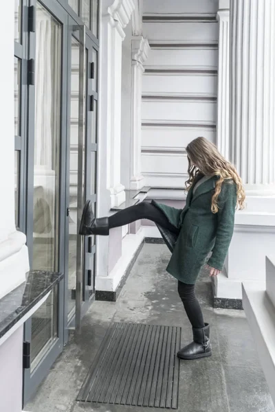 Kobieta Płaszcz Kopnięcia Nogą Zamkniętych Drzwi — Zdjęcie stockowe