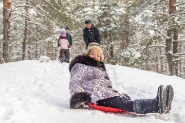Büyükanne sürücüler bir tepeden aşağı