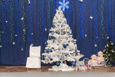 festival dekorasyon - beyaz bir Noel ağacı, bir geyik harnessed domuzlarla atlı kızak