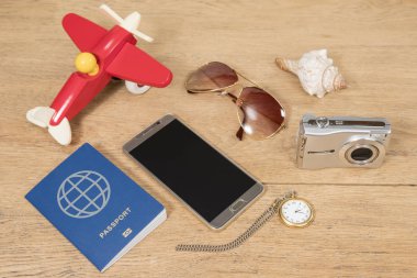 Oyuncak uçak, eski ahşap masa saati ile tatil öğeleriyle kavramı - dinlenmek için zaman