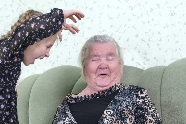 Granddaughter Scares Grandmother Making Terrible Grimassu Raising His Arms — Stock Photo, Image