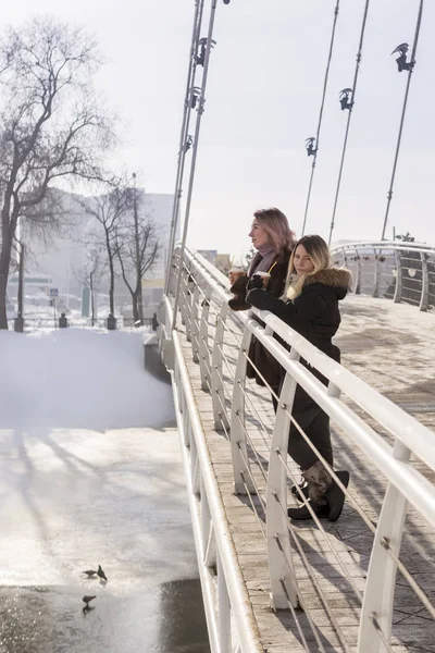 Dvě Ženy Šálky Kávy Mostě Zimě — Stock fotografie