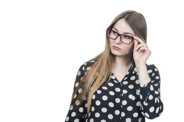 Schöne Geschäftsfrau Gepunkteten Hemd Hält Ihre Brille Mit Der Hand — Stockfoto